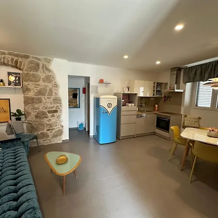 Old Stoney - Renovated Near Palace Apartment