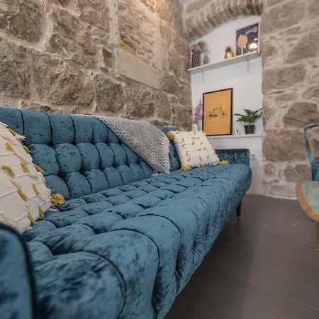 Old Stoney - Renovated Near Palace Apartment *