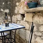 Old Stoney - Renovated Near Palace Apartment