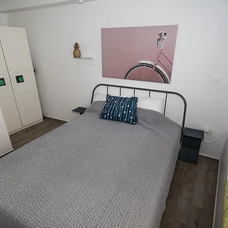 Old Stoney - Renovated Near Palace Apartament *